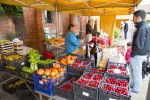 Una pioggia di sapori al mercato contadino di Pollenzo