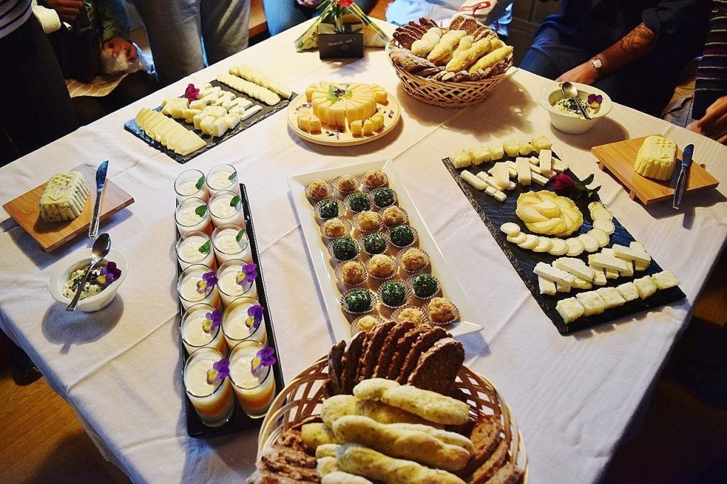 graukase cheese table