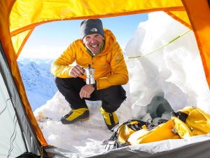 Sport e alimentazione – Simone Moro, alpinista, e Andrea Pezzana, medico, convergono sulla relazione profonda tra cibo e salute